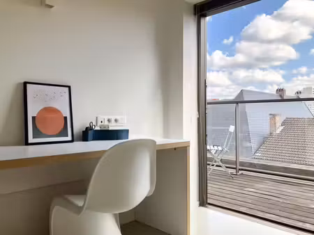 chambre étudiante avec salle de bain privée et terrasse
