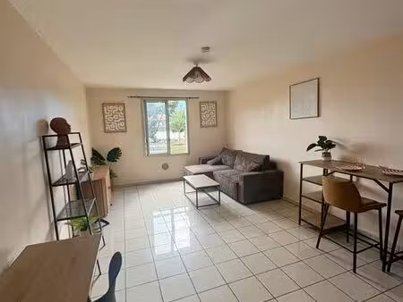 grand studio à louer à proximité immédiate de la fac
