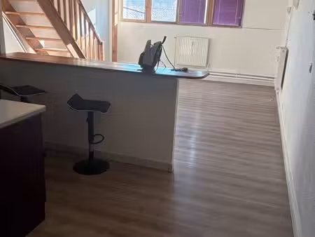 t4 duplex rénové – 77 m² + 17 m² hors carrez– 3 chambres – centre de billom – cuisine équi
