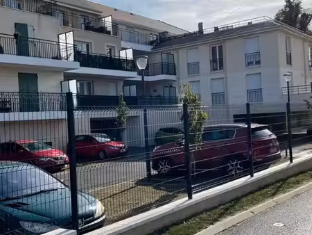 place de parking extérieur