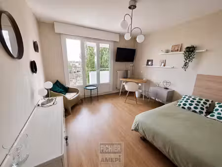 a vendre - studio avec balcon  cave  parking - tram drapeau