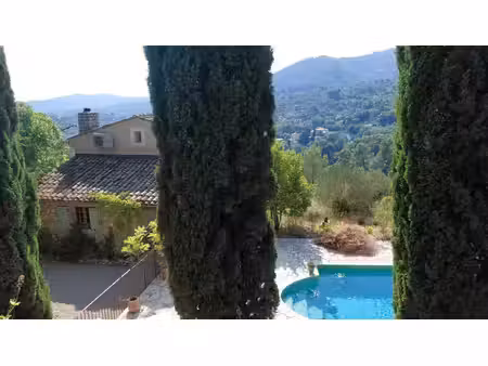 propriete de caractere dominant toute la region