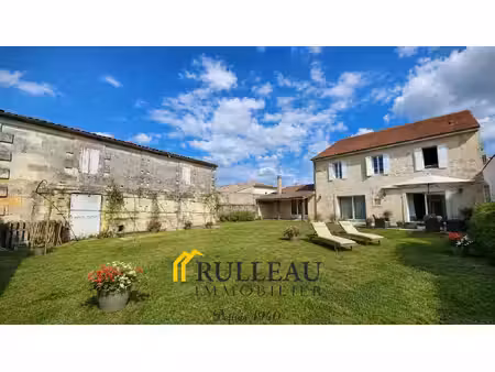 demeure bourgeoise en pierre de 234 m2 avec dépendance de 12