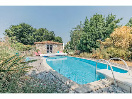 élégante maison de caractère avec piscine  aux portes du littoral charentais