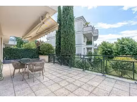 appartement 4 pièces meuble - 3 chambres - parkings - terrasse de 42m2