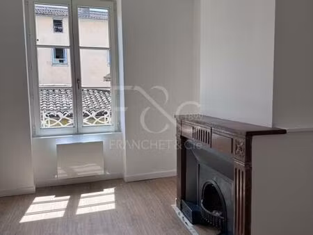 t3 rénové de 60 m² - rue saint jean lyon 5ème