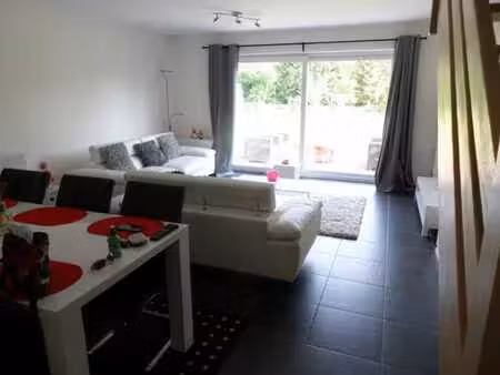 jolie maison avec place de parking  terrasse et jardin