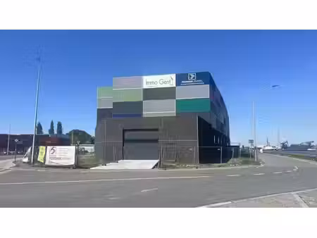 entrepôt neuf à louer dans la rue du cuirassé à gand.