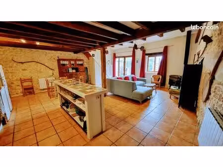 maison 2 chambres tout équipé avec jardin  parking  wi-fi. toutes charges comprises sauf e