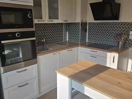 t2 meublé 48m² avec balcon – copropriété calme – parking inclus