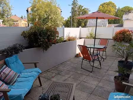 t2  terrasse  piscine libre mi-septembre