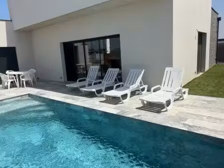 villa avec piscine neuf