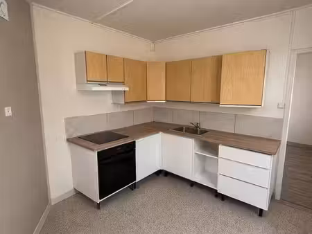 petite maison ?  sans jardin ni extérieur avec 1 grande chambre ?