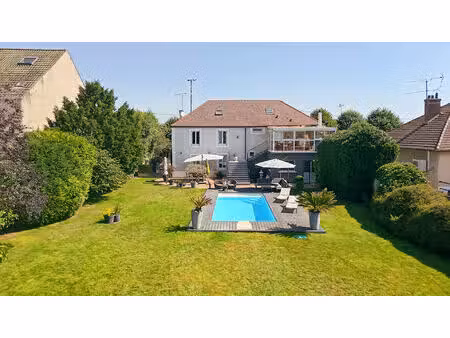 maison contemporaine avec piscine au coeur de mennecy