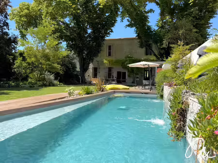 très belle maison familiale rénovée avec piscine et pool-hou