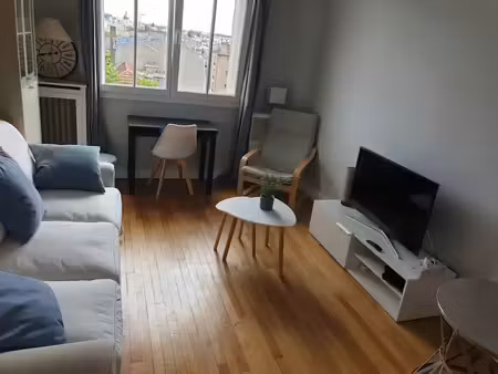 location meublée appartement 1 pièce 27 m² à versailles (78000)  935 €