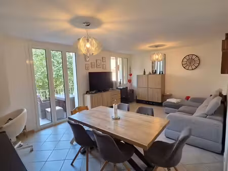 t4 de 74m²  balcon  cave et parking collectif