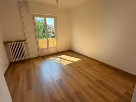 nice saint-roch . t2 traversant de 40.02m² avec deux balcons  cave et climatisation