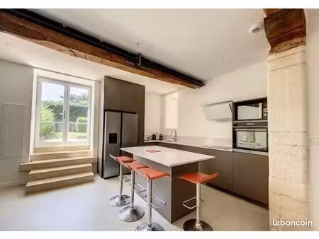 marcy centre - maison de village en pierres dorées