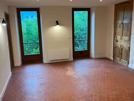 à louer – superbe t3 de 60 m² entièrement rénové – dpe c – climatisation – puget-théniers