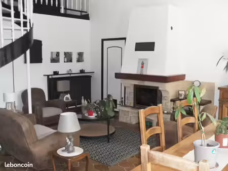 belle maison rénovée avec grand terrain arboré