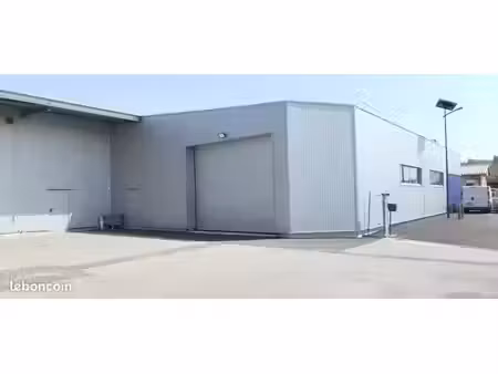 local industriel 830 m²
