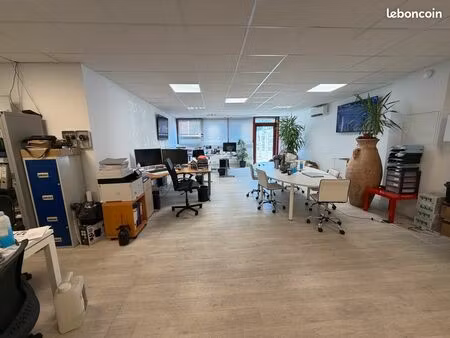 entrepôt avec bureaux  salle d'eau et cuisine surface total 150m2