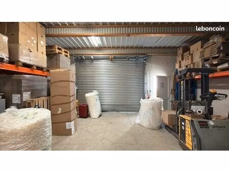 entrepôt et bureaux de 200m2 avec coin cuisine et coin salle de bain