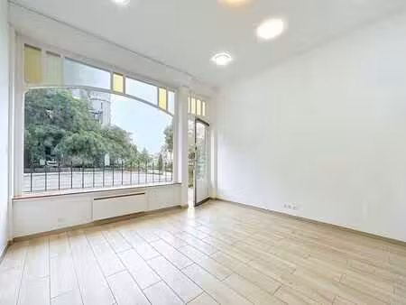 place saint-antoine - magnifique commerce de +/- 50 m2