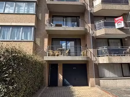 garage de plain-pied dans un petit immeuble situé près du...