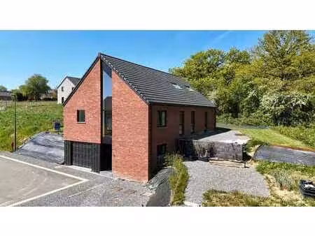 villa contemporaine avec grand jardin.