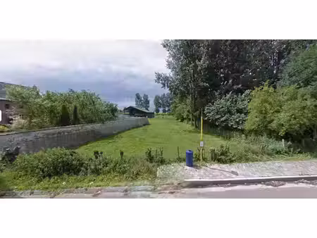 beau terrain de 12 ares à bâtir situé au calme!