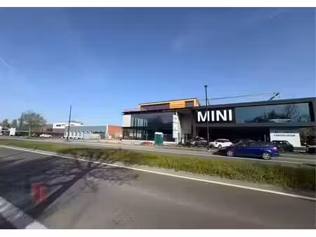 commerciële ruimte van 1.870 m² met uitstekende visibilit...
