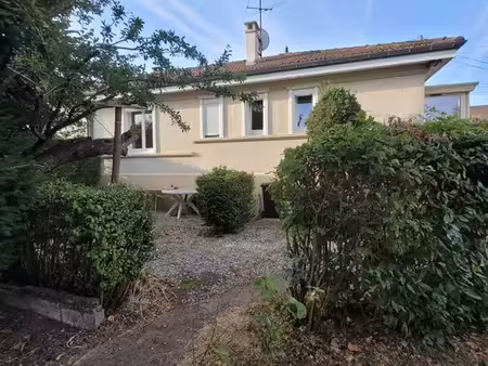 pavillon jumelé d'un côté beau jardin paysagé
