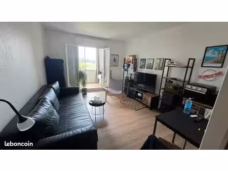 studio 25m2 avec loggia piscine et parking