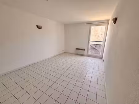 location appartement 1 pièce 21.32 m² à nimes (30000)  405 €