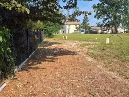 terrain 560 m² roaillan