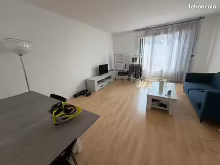 appartement t3 refait à neuf - place des épars