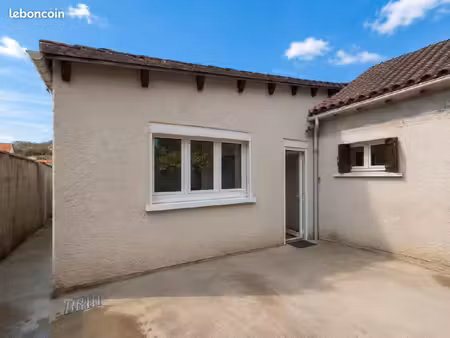 studio 36m2 entierement refait à neuf toutes charges comprises  meublé a 200m des universi