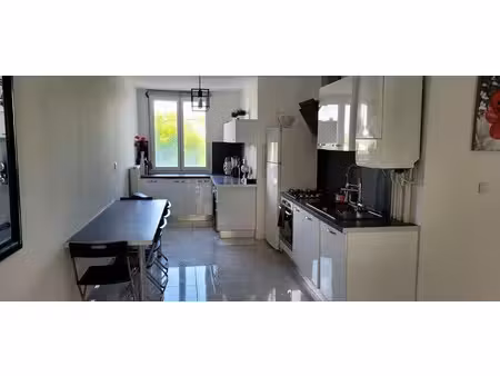 location meublée appartement 5 pièces 90 m² à bron (69500)  490 €