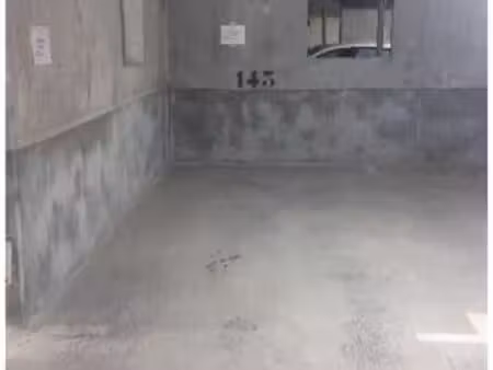 location place de parking intérieur dans une résidence sécurisé