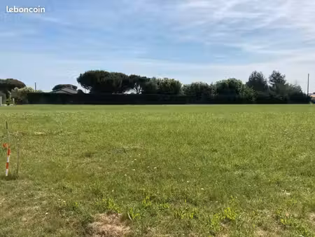 terrain 985 m² larra