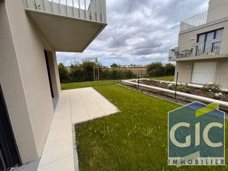 a louer f3 avec 2 parkings et jardin a carpiquet dans residence recente