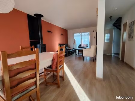 maison avec garage et extérieur