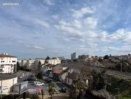bien à 15mn à pieds de la gare