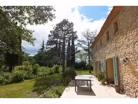 unique uzège: mas de caractère — vue village classé — 1 hectare — piscine — forages — 15 m