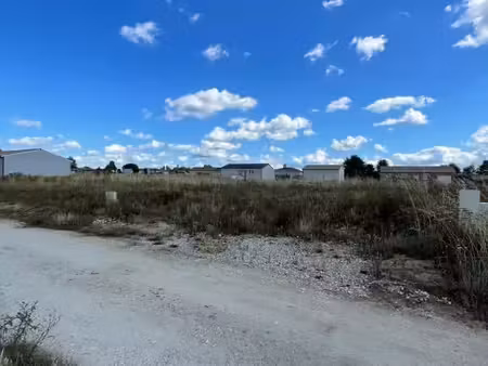 terrain 640 m² auros