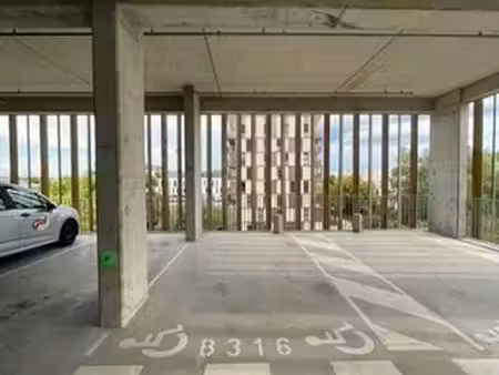 parking – place spacieuse sécurisée