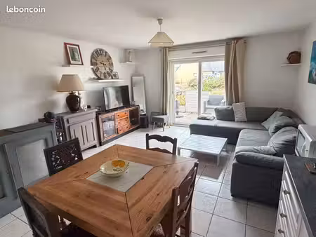 maison avec 2 chambres et une terrasse