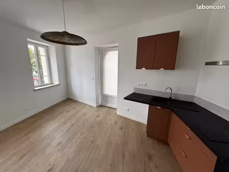 t2 rénové d’environ 30 m² – centre-ville de landivisiau – 520 cc